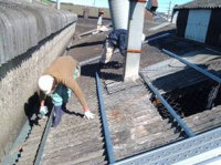 作業の流れ【7】金属タルキを取り付けている写真