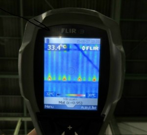 施工済み箇所の屋根裏面温度は33.4℃でした