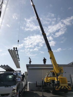 レッカーを使い屋根材を荷上げします