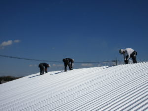 屋根を葺いている写真です