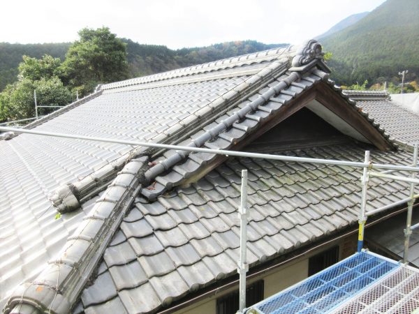住宅屋根工事前、妻面から見た入母屋の写真
